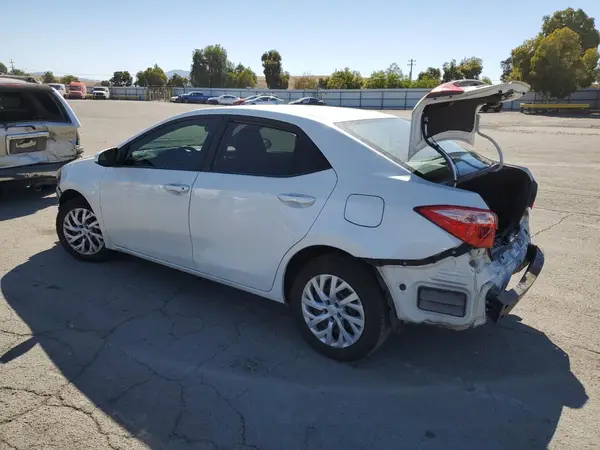 5YFBURHE2JP794993 2018 TOYOTA COROLLA - Image 2