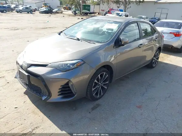5YFBURHE2JP795643 2018 TOYOTA COROLLA - Image 2