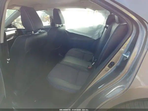 5YFBURHE2JP795643 2018 TOYOTA COROLLA - Image 8
