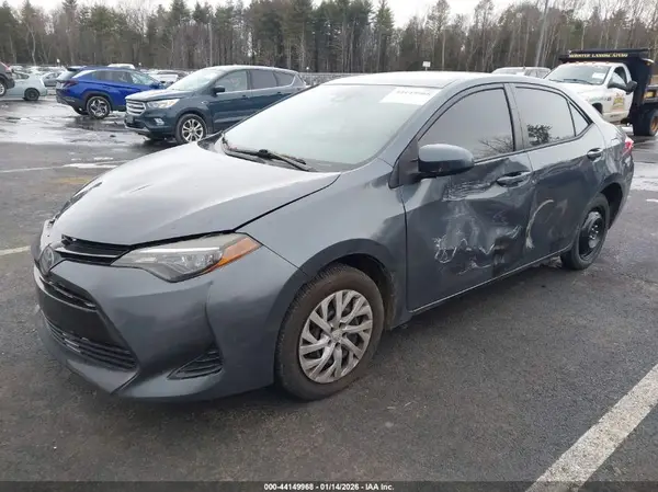 5YFBURHE2JP798607 2018 TOYOTA COROLLA - Image 2