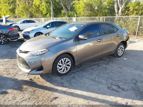 5YFBURHE2JP799594 2018 TOYOTA COROLLA - Image 2