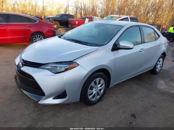 5YFBURHE2JP803921 2018 TOYOTA COROLLA - Image 2