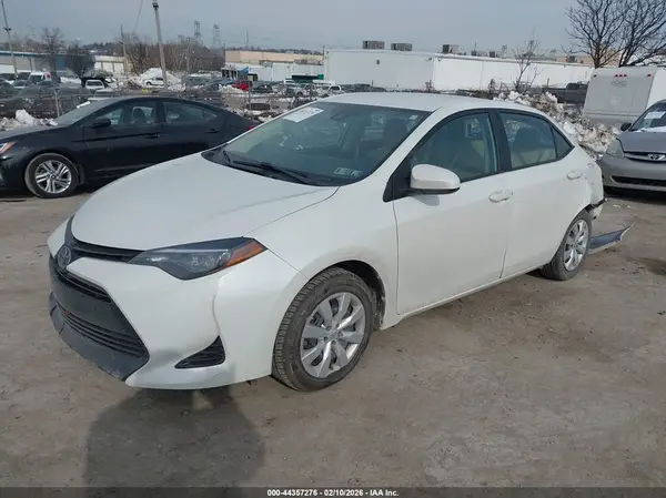 5YFBURHE2JP805796 2018 TOYOTA COROLLA - Image 2