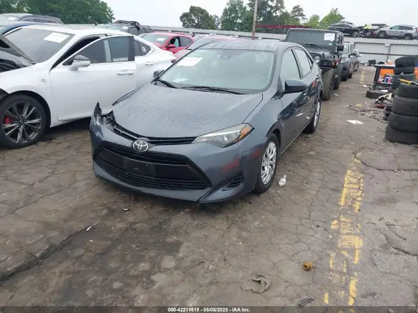 5YFBURHE2JP809735 2018 TOYOTA COROLLA - Image 2