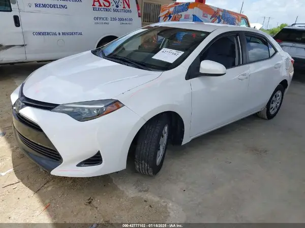 5YFBURHE2JP814238 2018 TOYOTA COROLLA - Image 2