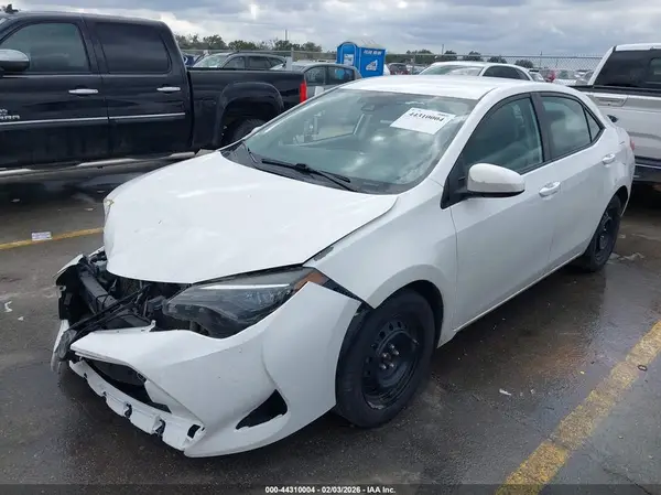 5YFBURHE2JP814272 2018 TOYOTA COROLLA - Image 2