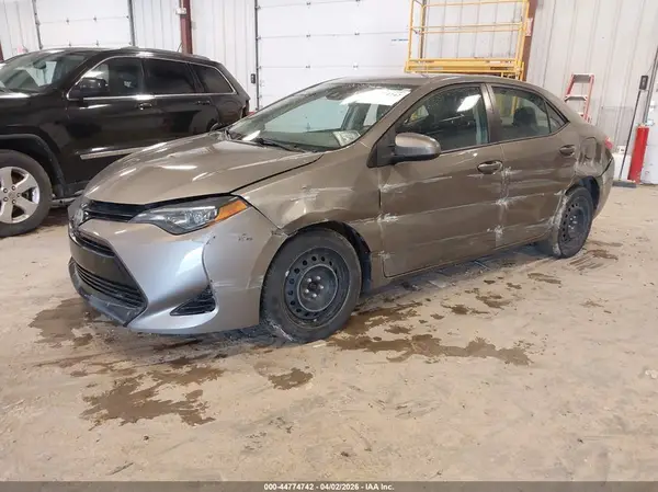 5YFBURHE2JP814949 2018 TOYOTA COROLLA - Image 2