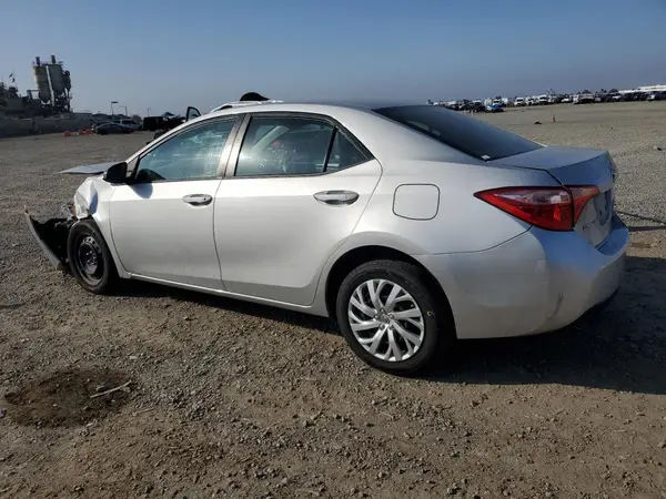 5YFBURHE2JP815809 2018 TOYOTA COROLLA - Image 2