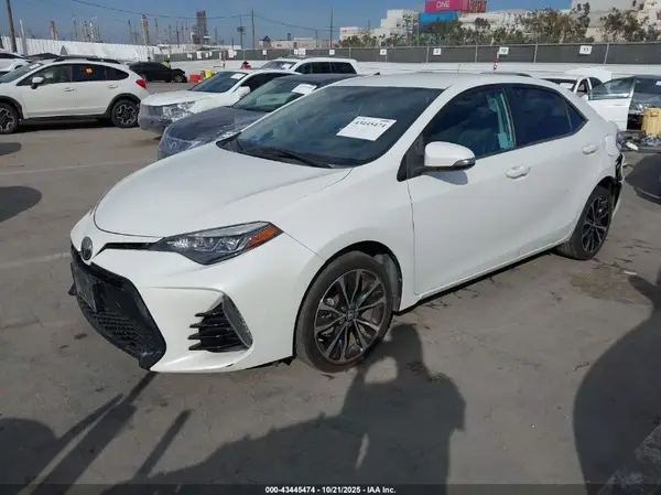 5YFBURHE2JP816572 2018 TOYOTA COROLLA - Image 2