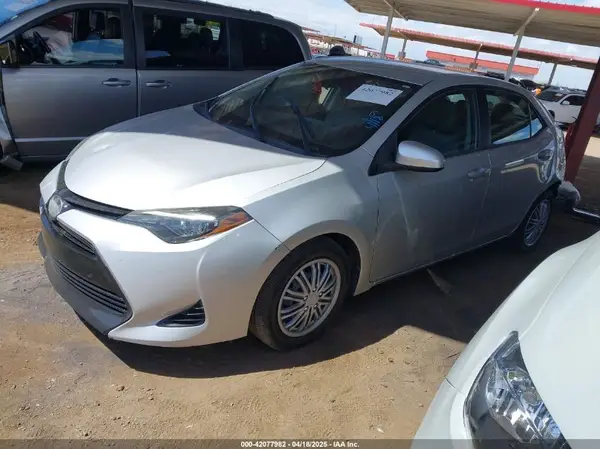 5YFBURHE2JP817866 2018 TOYOTA COROLLA - Image 2