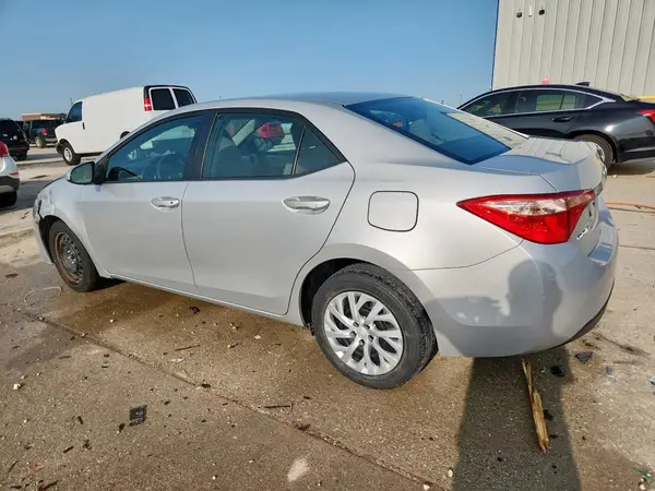 5YFBURHE2JP818032 2018 TOYOTA COROLLA - Image 2