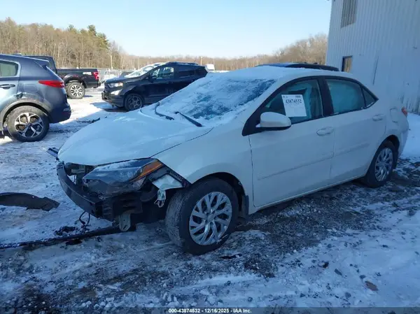 5YFBURHE2JP818614 2018 TOYOTA COROLLA - Image 2