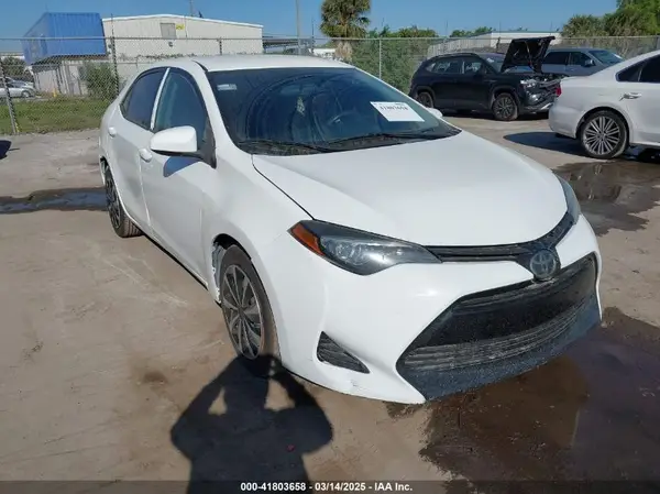 5YFBURHE2JP818824 2018 TOYOTA COROLLA - Image 1