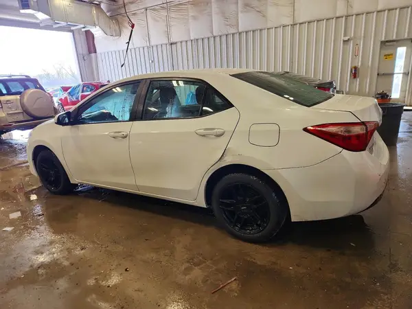 5YFBURHE2JP820671 2018 TOYOTA COROLLA - Image 2