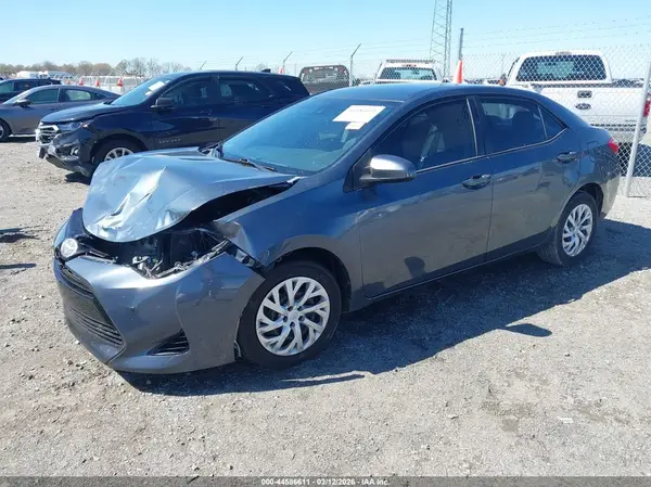 5YFBURHE2JP822873 2018 TOYOTA COROLLA - Image 2