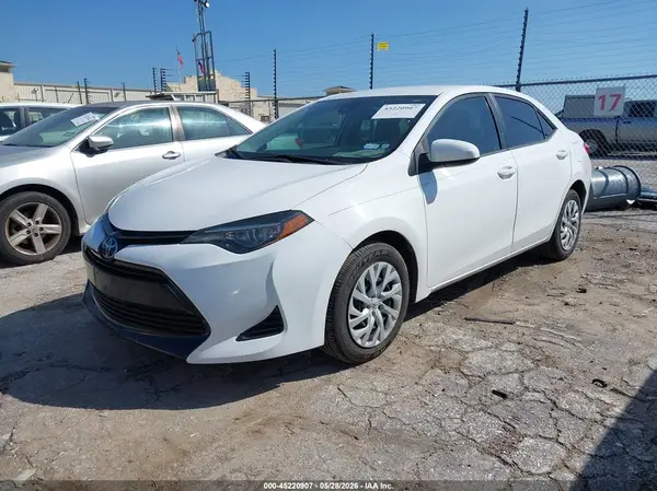 5YFBURHE2JP824848 2018 TOYOTA COROLLA - Image 2
