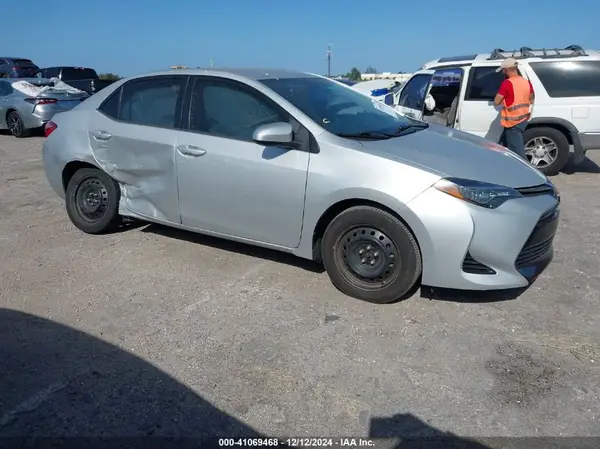 5YFBURHE2JP825532 2018 TOYOTA COROLLA - Image 1