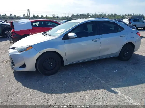 5YFBURHE2JP825532 2018 TOYOTA COROLLA - Image 2