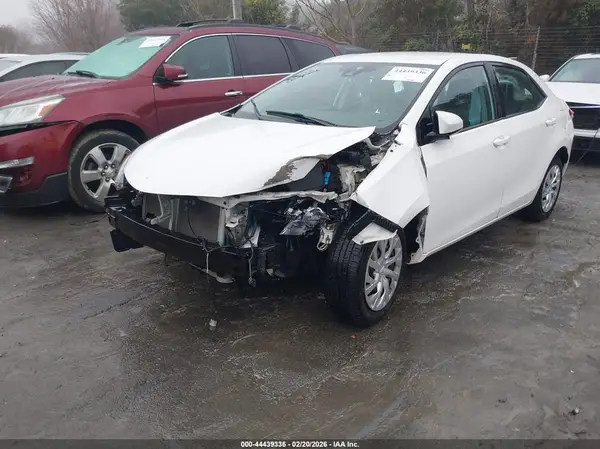 5YFBURHE2JP828804 2018 TOYOTA COROLLA - Image 2