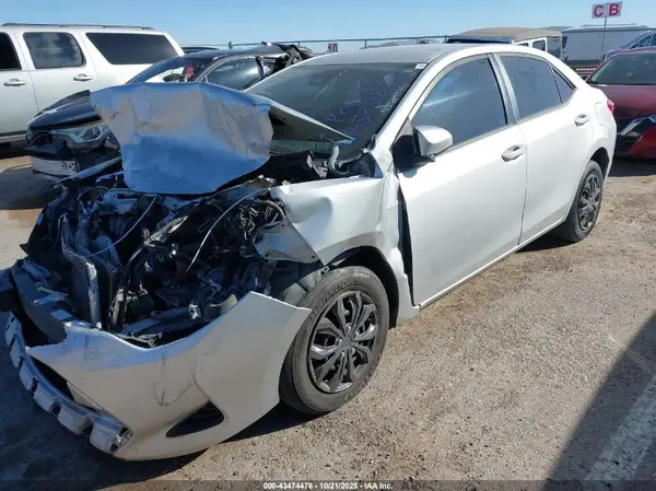 5YFBURHE2JP833257 2018 TOYOTA COROLLA - Image 2