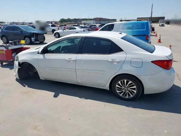 5YFBURHE2JP833761 2018 TOYOTA COROLLA - Image 2