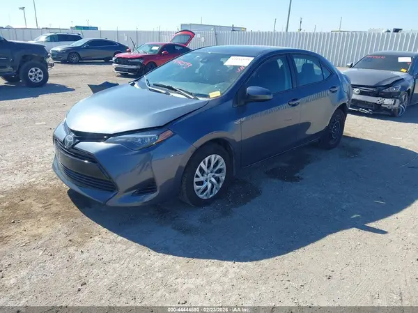5YFBURHE2JP834005 2018 TOYOTA COROLLA - Image 2