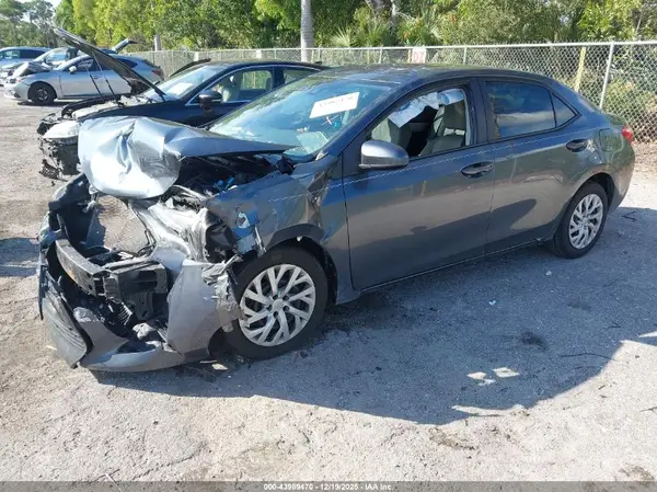 5YFBURHE2JP835901 2018 TOYOTA COROLLA - Image 2