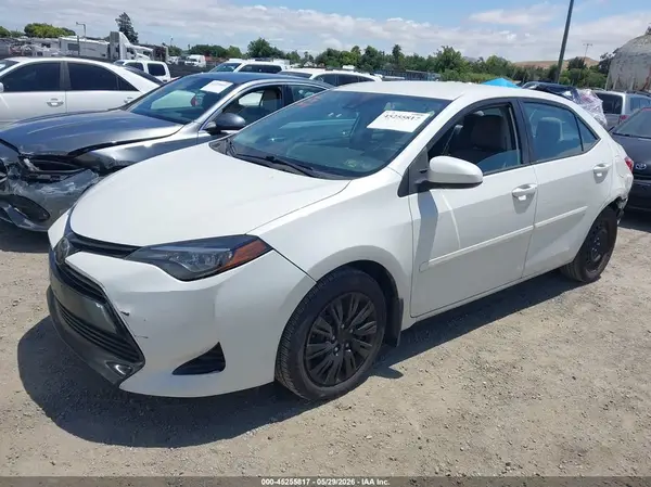 5YFBURHE2JP838510 2018 TOYOTA COROLLA - Image 2