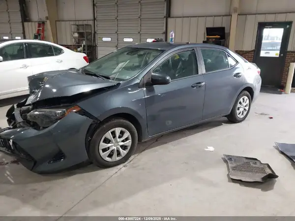 5YFBURHE2JP838667 2018 TOYOTA COROLLA - Image 2