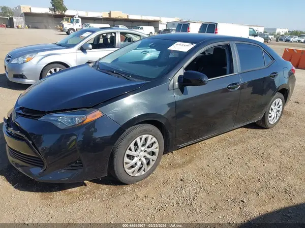 5YFBURHE2JP838927 2018 TOYOTA COROLLA - Image 2