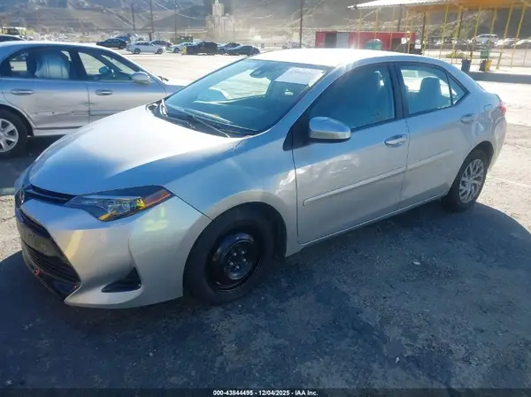 5YFBURHE2JP840192 2018 TOYOTA COROLLA - Image 2