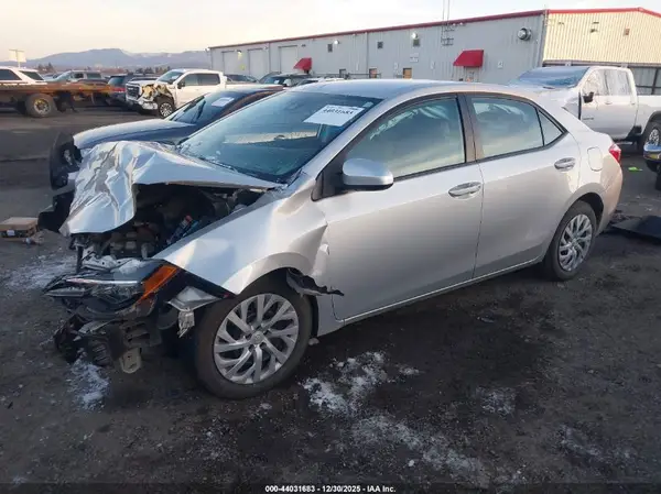 5YFBURHE2JP840645 2018 TOYOTA COROLLA - Image 2