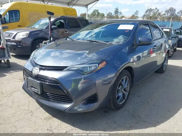 5YFBURHE2JP844419 2018 TOYOTA COROLLA - Image 2