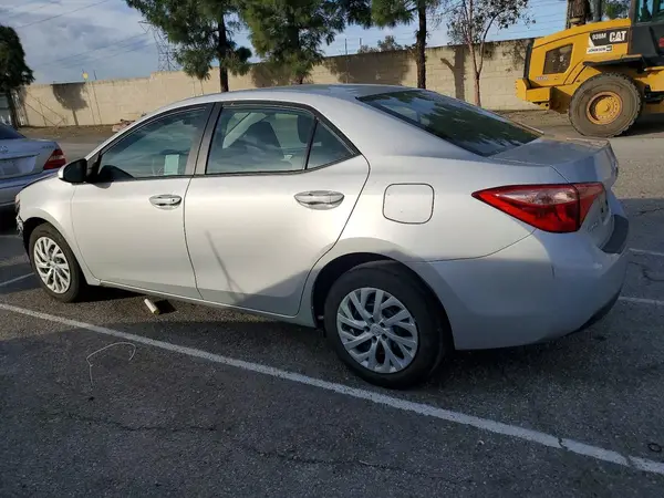 5YFBURHE2JP845120 2018 TOYOTA COROLLA - Image 2