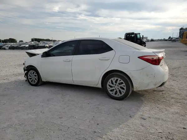 5YFBURHE2JP848096 2018 TOYOTA COROLLA - Image 2