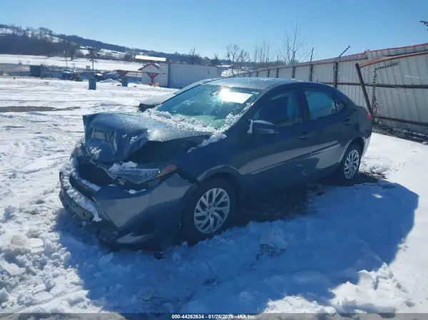 5YFBURHE2JP848390 2018 TOYOTA COROLLA - Image 2