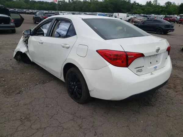 5YFBURHE2JP850477 2018 TOYOTA COROLLA - Image 2