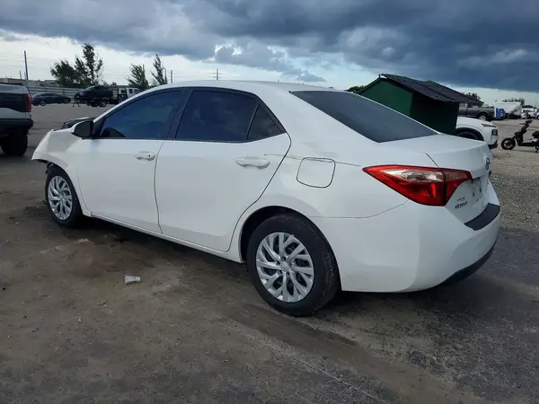 5YFBURHE2JP850740 2018 TOYOTA COROLLA - Image 2