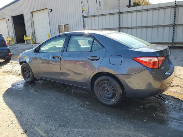 5YFBURHE2JP852391 2018 TOYOTA COROLLA - Image 2