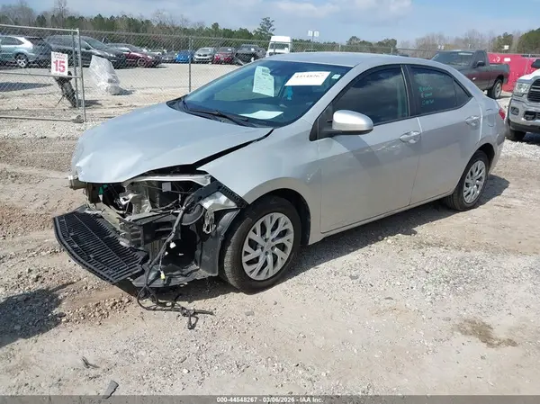 5YFBURHE2JP852777 2018 TOYOTA COROLLA - Image 2