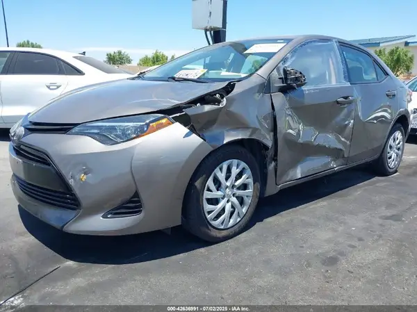 5YFBURHE2JP853055 2018 TOYOTA COROLLA - Image 2