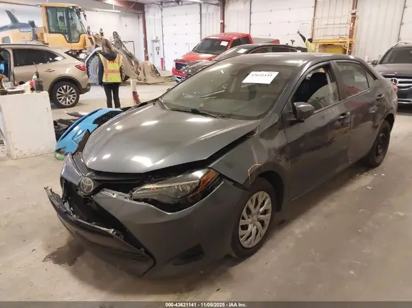 5YFBURHE2JP853847 2018 TOYOTA COROLLA - Image 2