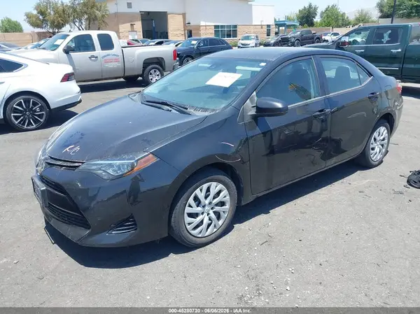 5YFBURHE2JP854223 2018 TOYOTA COROLLA - Image 2
