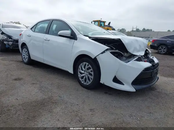 5YFBURHE2JP854769 2018 TOYOTA COROLLA - Image 1