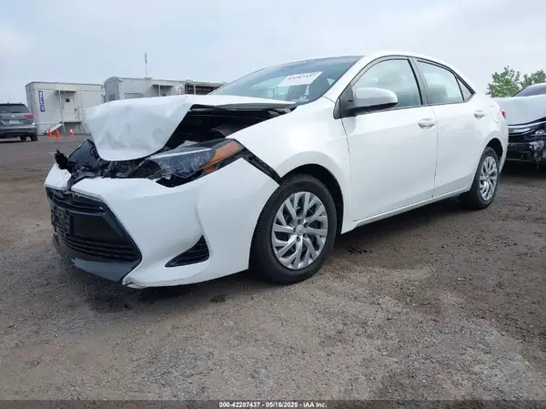 5YFBURHE2JP854769 2018 TOYOTA COROLLA - Image 2