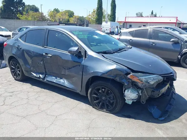 5YFBURHE2JP855517 2018 TOYOTA COROLLA - Image 1
