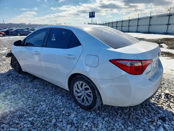 5YFBURHE2KP905561 2019 TOYOTA COROLLA - Image 2