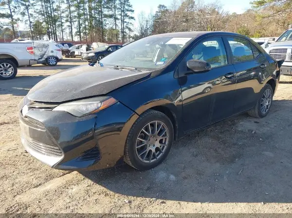 5YFBURHE3HP586163 2017 TOYOTA COROLLA - Image 2