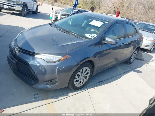 5YFBURHE3HP635085 2017 TOYOTA COROLLA - Image 2