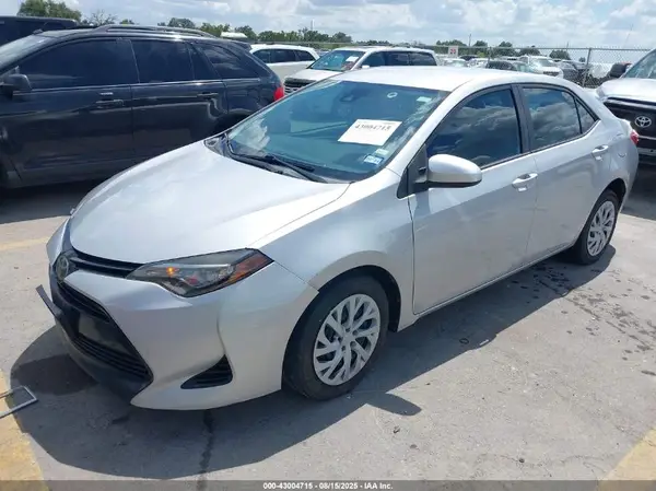 5YFBURHE3HP635765 2017 TOYOTA COROLLA - Image 2